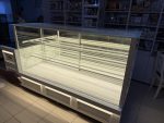 Fiamak Cooling 250 cm Bankolu Pasta Teşhir Dolabı Beyaz Mobilya İşlemeli Pastane Teşhir Dolabı