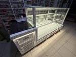 Fiamak Cooling 250 cm Bankolu Pasta Teşhir Dolabı Beyaz Mobilya İşlemeli Pastane Teşhir Dolabı